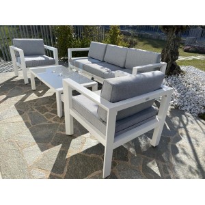 Set di mobili da giardino bianchi con divano, poltrone e tavolo per esterni.