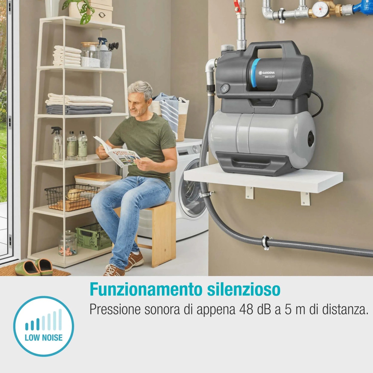 Pompa elettrica installata in casa. Pompa silenziosa per l'approvvigionamento idrico domestico.