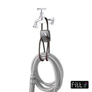 Tubo per irrigazione t.b.t. argentato arrotolato appeso a un rubinetto.