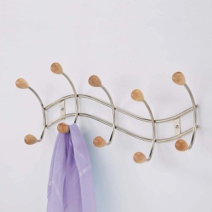 Appendiabiti da parete con pomelli in legno e struttura in metallo argentato, categoria Organizer armadio.