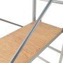 Dettaglio di un trabattello (t.b.t.) con piattaforma in legno e struttura in metallo argentato.
