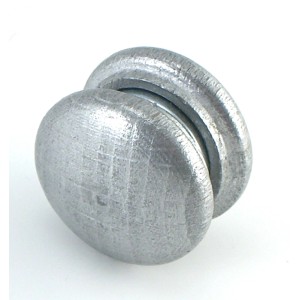Bottone metallico per tende in tessuto, dettaglio.