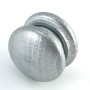 Bottone metallico per tende in tessuto, dettaglio.