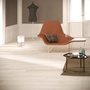 Stanza luminosa con piastrelle per pavimenti. Poltrona di design ed elementi decorativi.