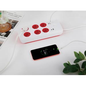 Ciabatta bianca a 6 prese con porte USB e interruttore. Smartphone in carica.