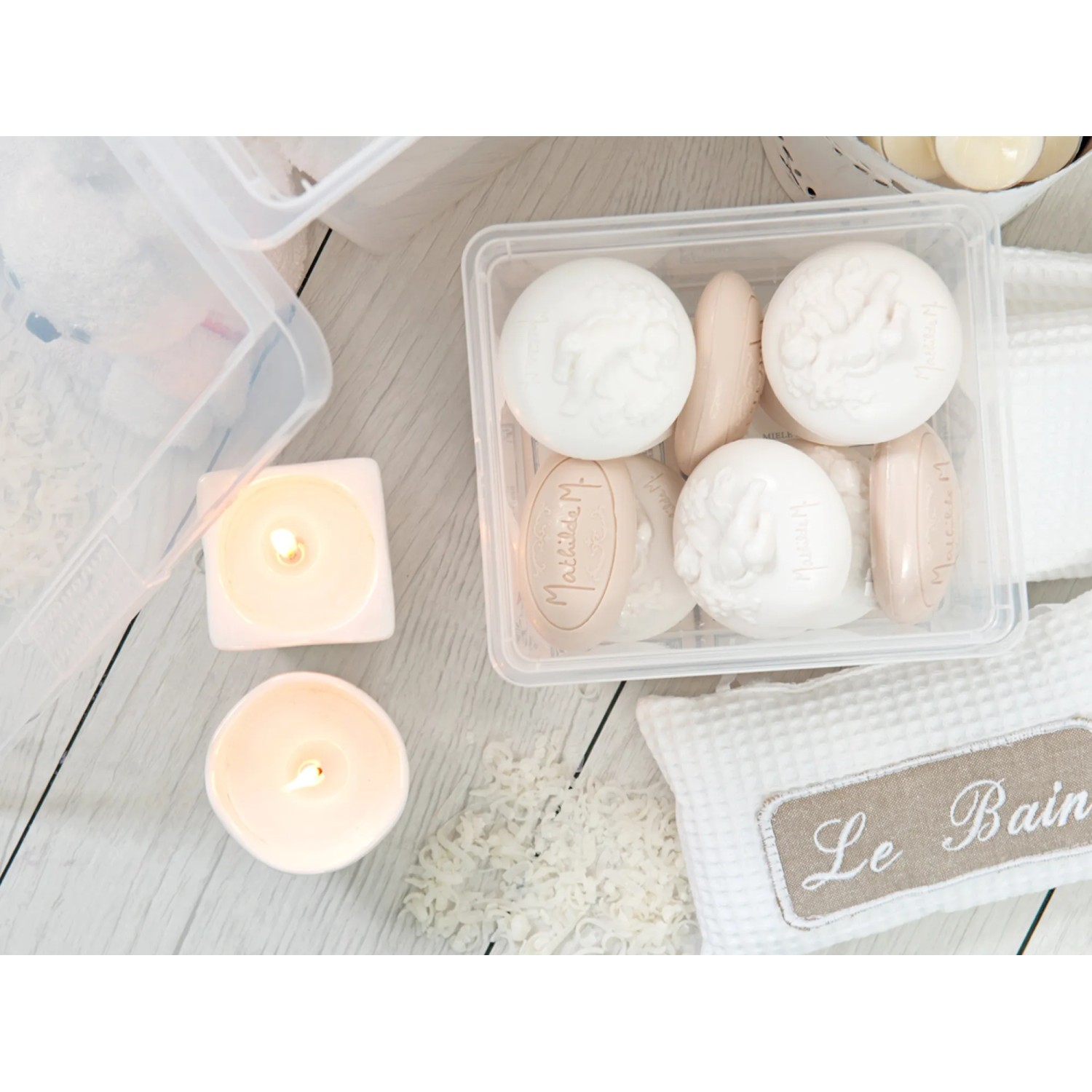 Box contenitore trasparente KIS C XXS con coperchio, riempita con saponette.