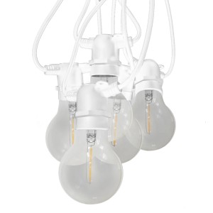 Catena luminosa bianca per esterni. Illuminazione decorativa con lampadine chiare.