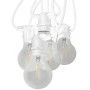 Catena luminosa bianca per esterni. Illuminazione decorativa con lampadine chiare.
