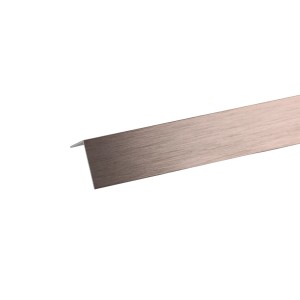 Profilo metallico effetto spazzolato, ideale come protezione bordi.