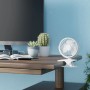 Mini ventilatore da tavolo bianco con clip (Ø 10,6 cm) su una scrivania.