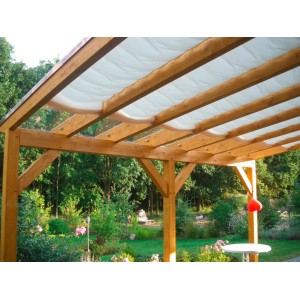 Tenda da sole Floracord color avorio chiaro sotto struttura in legno in giardino.