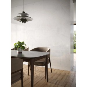 Piastrelle da parete chiare t.b.t. in soggiorno con tavolo da pranzo e sedie.