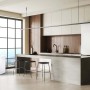 Condizionatore t.b.t. bianco portatile in cucina moderna.