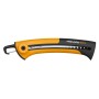 Seghetto a mano Fiskars Xtract SW73 con dentatura grossa, manico arancio e nero e lama retrattile.