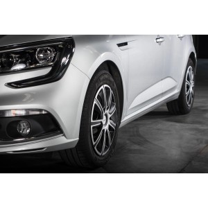 Dettaglio di un'auto argentata, focus su pneumatici e cerchi. Accessori auto esterni.