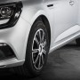Dettaglio di un'auto argentata, focus su pneumatici e cerchi. Accessori auto esterni.