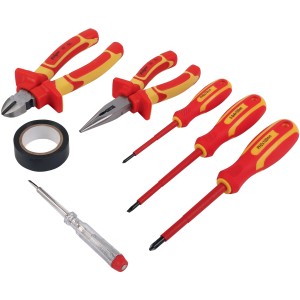 Set di attrezzi t.b.t. con pinze, cacciaviti e nastro isolante.
