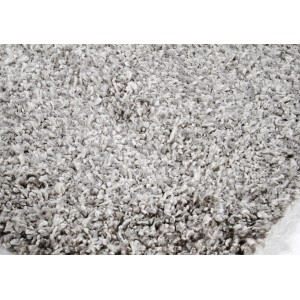 Dettaglio di un tappeto a pelo lungo grigio e soffice.