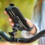 Supporto per cellulare montato sul manubrio della bicicletta. Smartphone inserito.