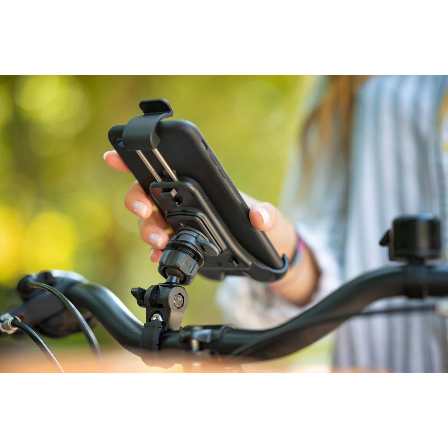 Supporto per cellulare montato sul manubrio della bicicletta. Smartphone inserito.