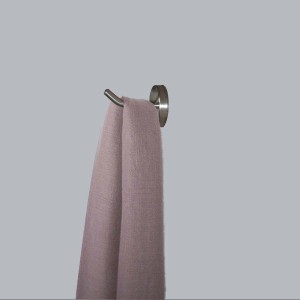 Appendiabiti t.b.t. con asciugamano viola.