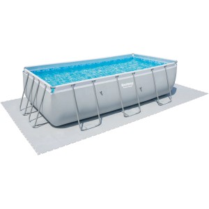 Piscina rettangolare su tappetini grigi. Ideale per il giardino.