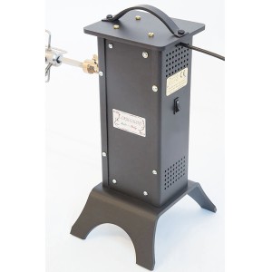 Barbecue t.b.t. con girarrosto, corpo in metallo nero.