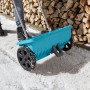 Gardena Spargitore L in uso: Spargitore blu per spargere sale in inverno.