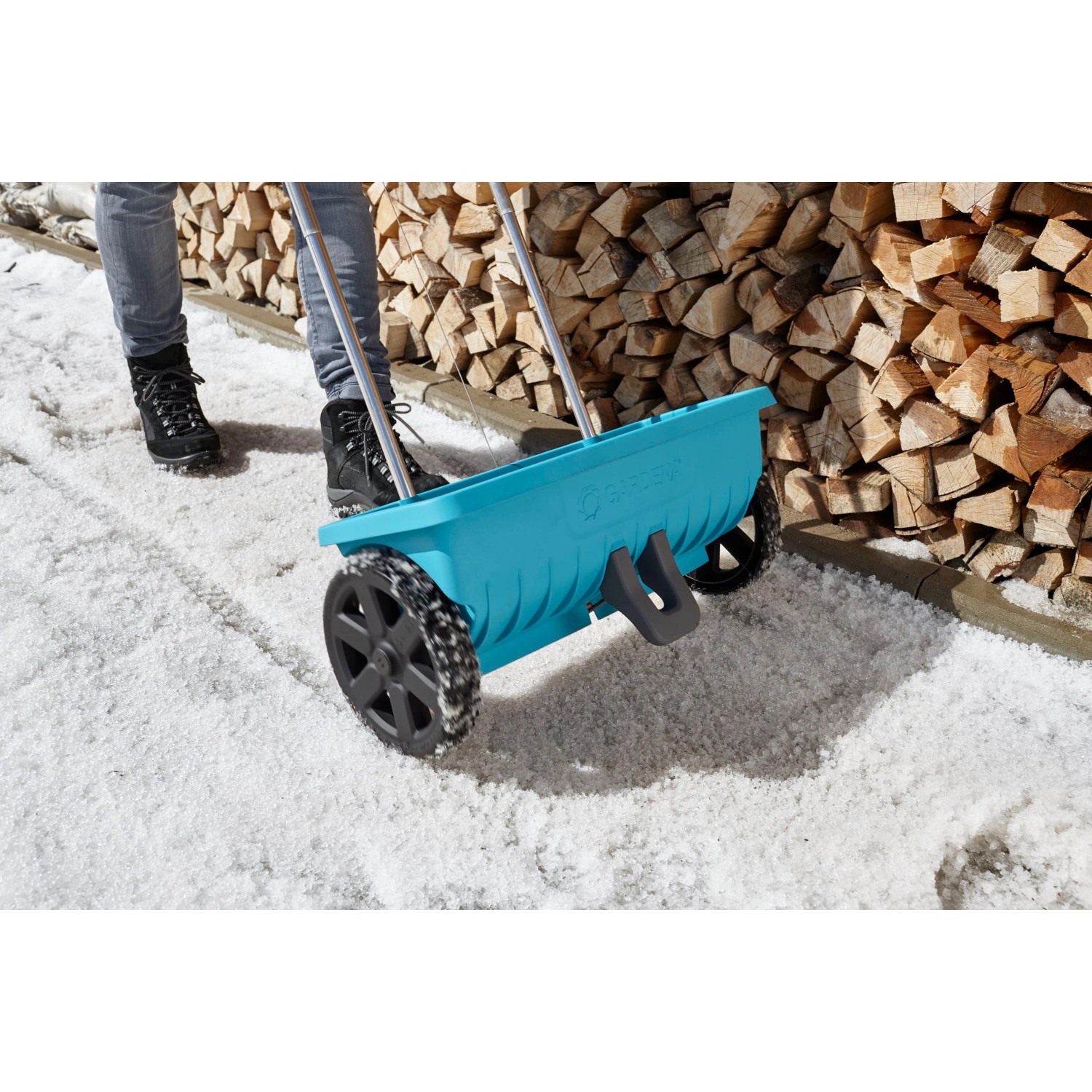 Gardena Spargitore L in uso: Spargitore blu per spargere sale in inverno.