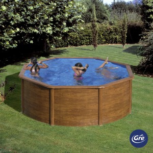 Piscina rotonda Gre Pool Sicilia effetto legno (Ø 350 cm), bambini che nuotano nella piscina da giardino.