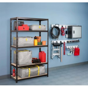 Scaffale nero a cinque ripiani con vari oggetti per lo stoccaggio.