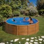 Piscina rotonda Gre Pool Pacific effetto legno, Ø 300 cm, con famiglia in giardino.