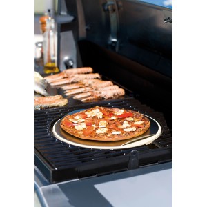 Pietra per pizza Campingaz con pizza sulla griglia. Utensile per pizza croccante.
