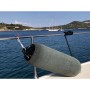 Parabordi grigio con rivestimento e fissaggio a una ringhiera davanti al paesaggio costiero.