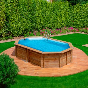 Piscina ovale in legno Gre Canelle 2 (535x335x117 cm) con scaletta in giardino.