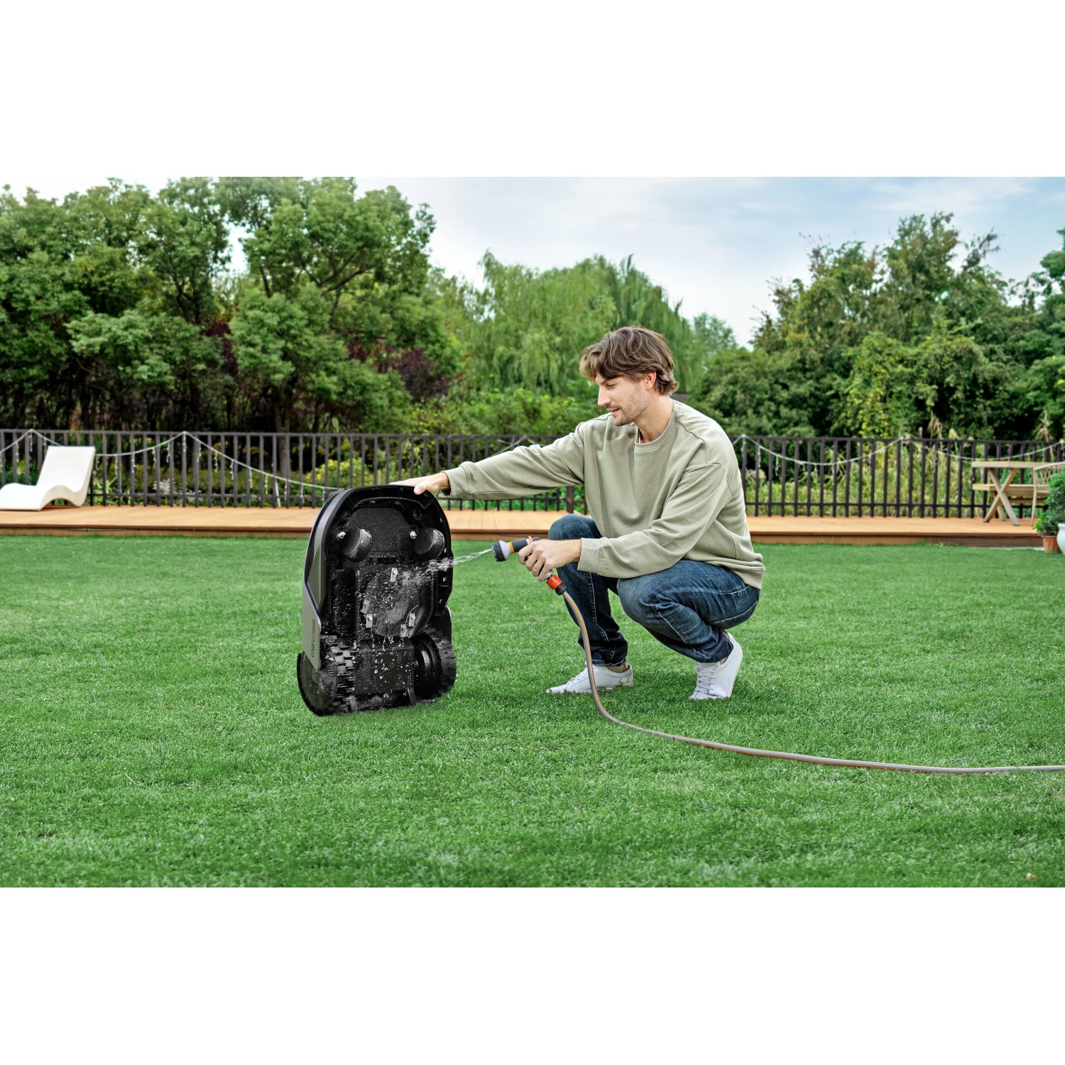 Pulizia con acqua del robot tagliaerba Dreame A2. Cura del giardino intelligente.