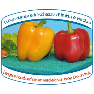 Peperoni gialli e rossi su un tappetino da cucina. Utensile da cucina per conservare le verdure.