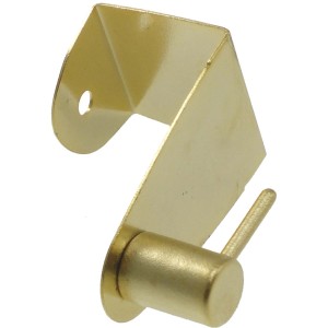 Dettaglio di una staffa color oro per bastone per tende in vetro.