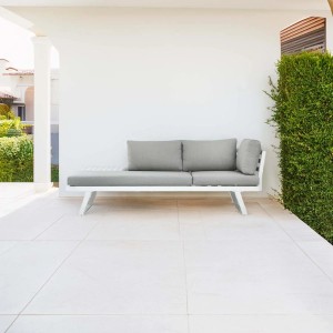 Divano grigio del set di mobili da giardino t.b.t. su una terrazza.