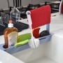 Organizzatore per lavello con detersivo, spazzola, spugna e panno per la cucina.