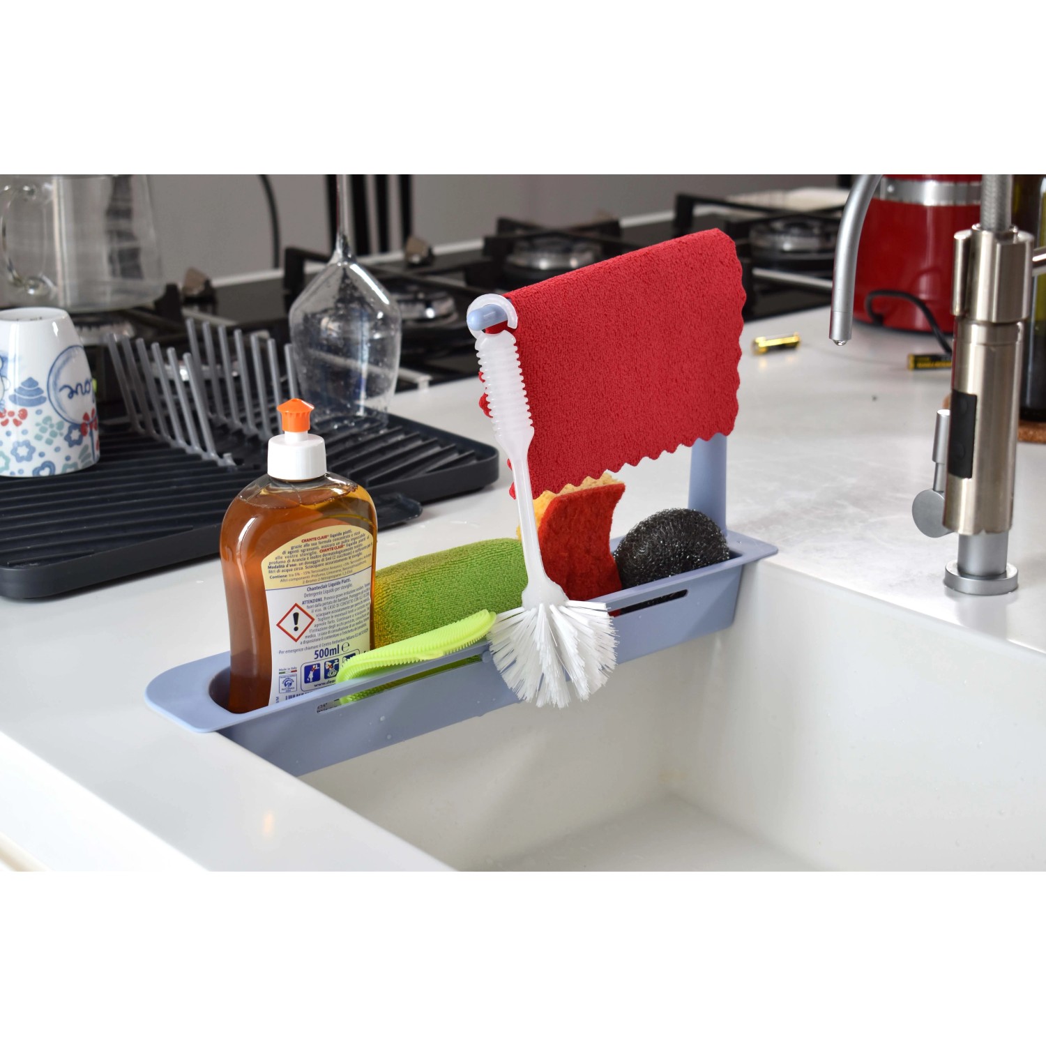 Organizzatore per lavello con detersivo, spazzola, spugna e panno per la cucina.