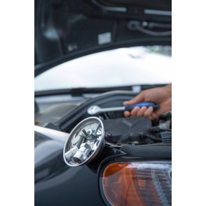 Ciotola magnetica LUX in acciaio inox fissata all'auto con viti e attrezzi per lo stoccaggio.