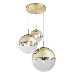 Lampada a sospensione Globo Varus color oro con tre paralumi in vetro.