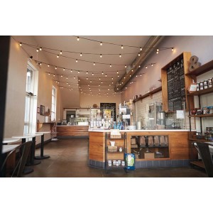 Interno di un caffè con luci a stringa come lampada a portale.