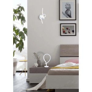 Moderna applique LED in camera da letto. Design curvo, luce bianca.