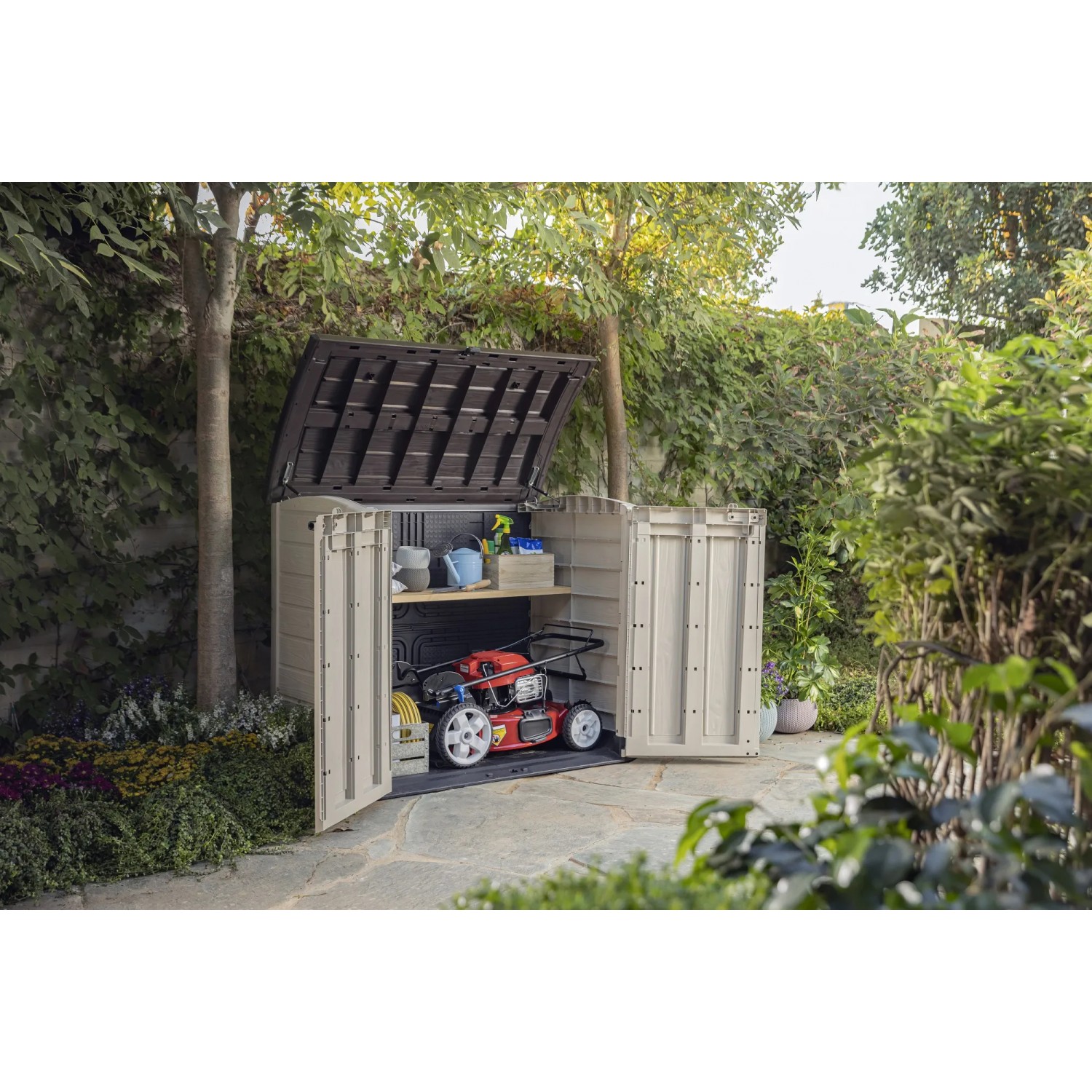 Box universale aperta beige-marrone con tosaerba e accessori da giardino.