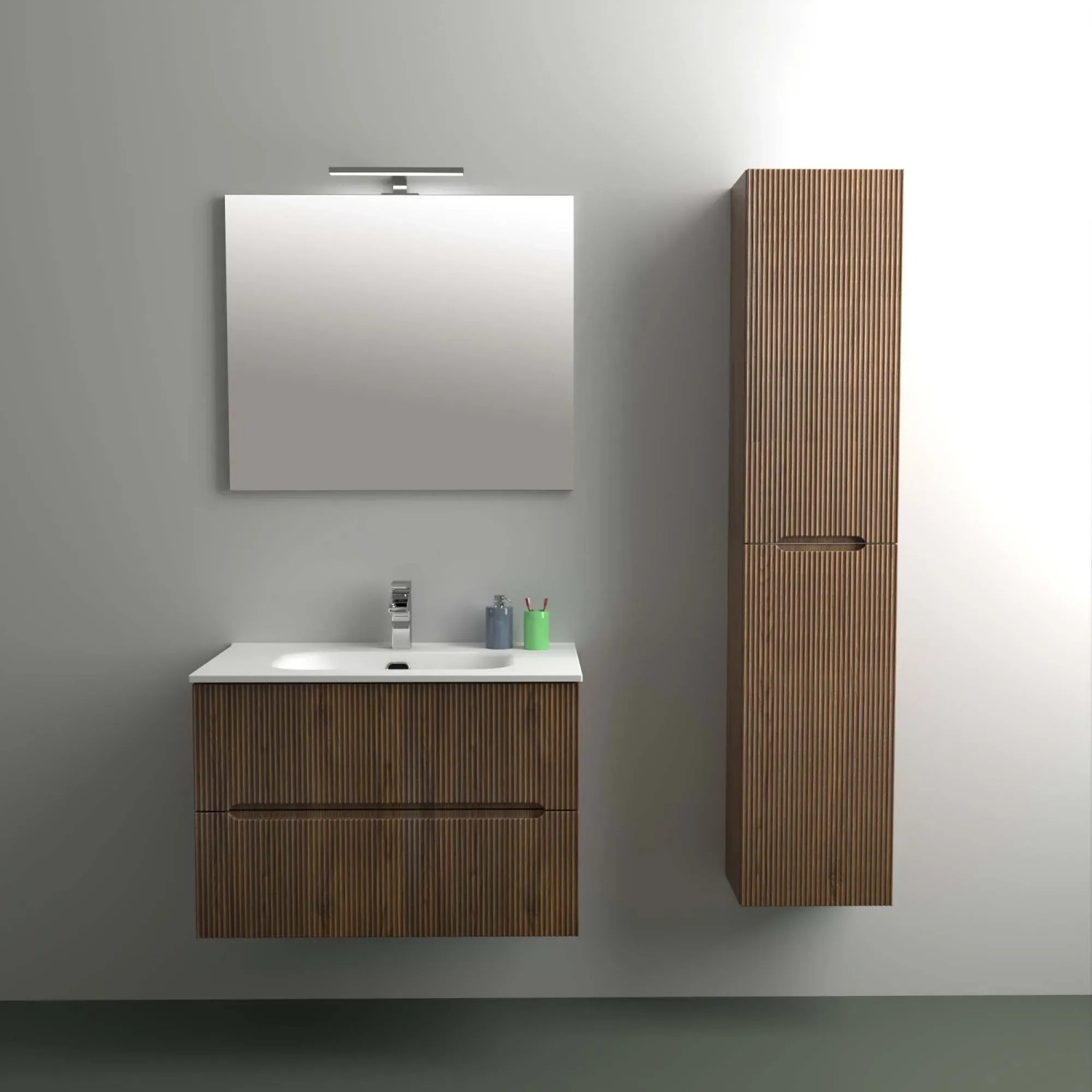 Set di mobili bagno moderni: mobile lavabo con texture legno, specchio e colonna per bagni eleganti.