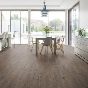 Pavimento vinilico autoadesivo Gerflor Senso Rustic Noisette installato in un soggiorno.