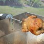 Spiedo per griglia con pollo e motore per cottura uniforme, utensile per barbecue.