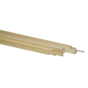 Listelli in legno grezzo di diverse dimensioni, legno chiaro.